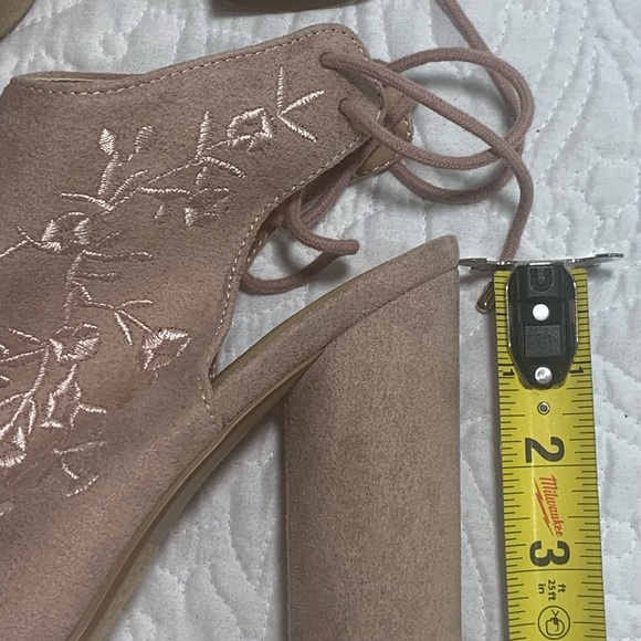Charlotte Russe Ankle Boots 6.5 Open Toe High Heel Beige Embroidered Floral EUC - Picture 4 of 6